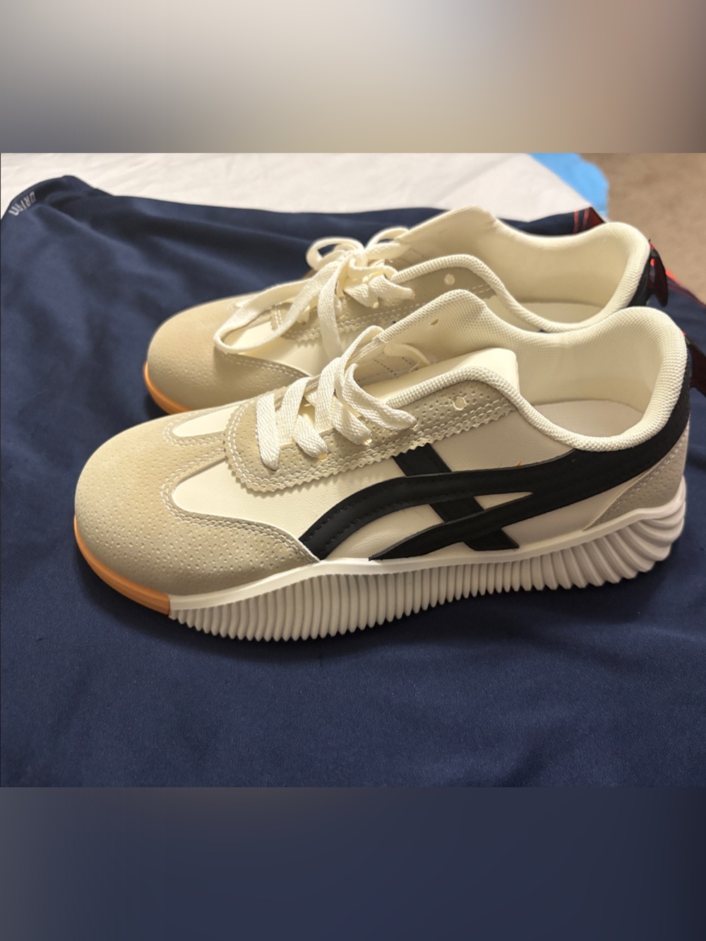 Onitsuka Tiger Women's Cream & Black Athletic Sneakers New Never worn No box